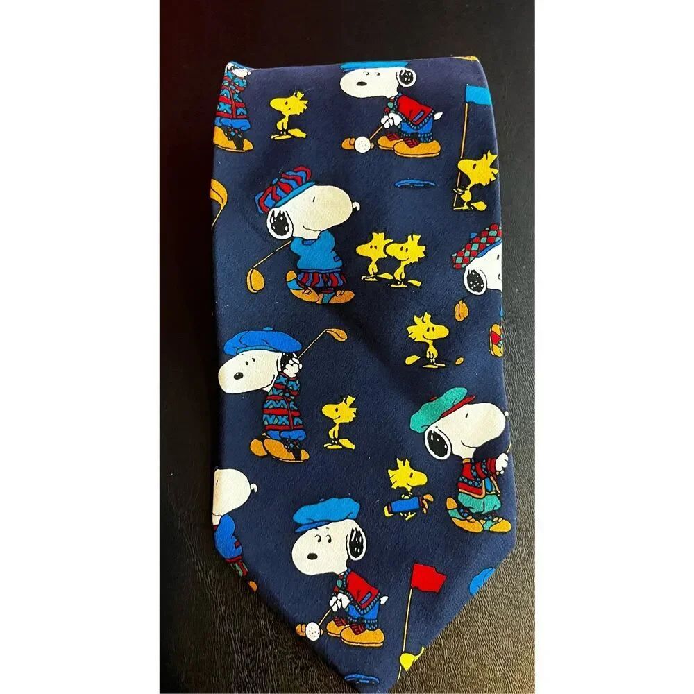 Peanuts tie